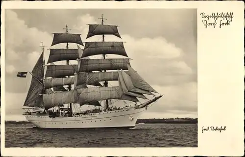 Ak Blick auf das Segelschulschiff Gorch Fock unter vollen Segeln, Dreimastbark