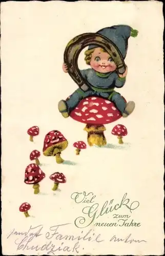 Ak Glückwunsch Neujahr, Kind mit Hufeisen sitzt auf einem Fliegenpilz
