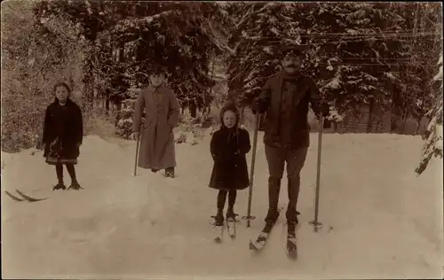 Foto Ak Skiläufer, Familienbild, Wald, Schnee