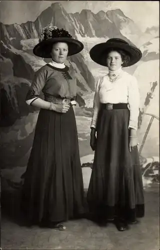 Foto Ak Zwei Frauen in Trachten, Portrait, Im Hintergrund Gebirge