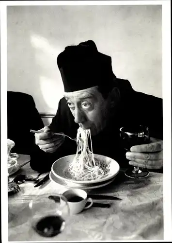 Ak Schauspieler Fernandel als Don Camillo in Cinecitta, Spaghetti, Nudeln, Wein, Walter Carone