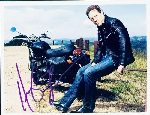 Ak Schauspieler Hugh Laurie, Portrait, Autogramm, Motorrad