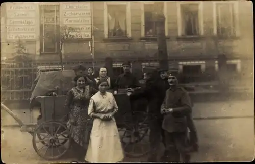 Foto Ak Dresden Leuben Zschachwitz, Fabrikmädel, französische Zwangsarbeiter, Weg zum Güterbahnhof