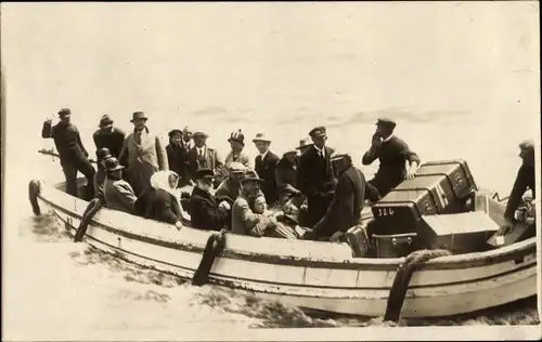 Foto Ak Nordseeinsel Helgoland, Ausbooten von Passagieren, Gepäck, 1925