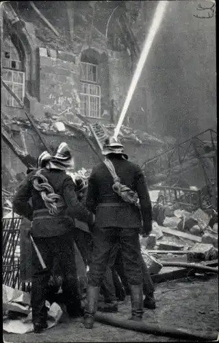 Ak Stuttgart, Altes Schloss, Brand 1931, Feuerwehr bei Löscharbeiten nach dem Einsturz