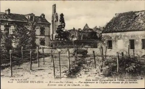 Ak Berry au Bac Aisne, Außenansicht der Kirche und Stacheldrahtnetze