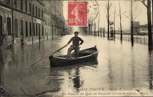 Ak Paris XV, Ein Fährmann am Quai de Grenelle, Überschwemmung der Seine am 28. Januar 1910