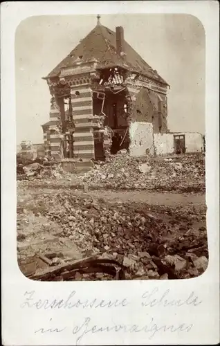 Foto Ak Beuvraignes Somme, Zerschossene Schule, I. WK