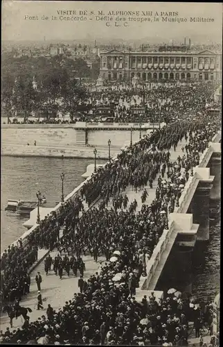 Ak Paris, Besuch von Alfons XIII., Pont de la Concorde, Truppenparade, Militärmusik