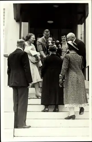 Foto Ak Juliana der Niederlande mit Tochter, Prinz Bernhard, Gäste, Begrüßung