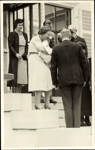 Foto Ak Juliana der Niederlande mit Tochter, Prinz Bernhard, Gäste, Begrüßung