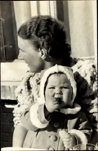 Foto Ak Prinzessin Juliana mit Tochter Irene, Grindelwald 1939