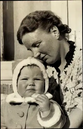 Foto Ak Prinzessin Juliana mit Tochter Irene, Grindelwald 1939