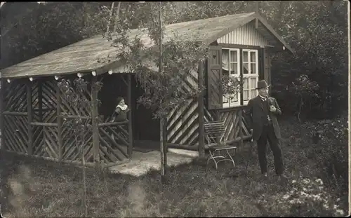 Foto Ak Deutschland, Hütte, Wald, Ehepaar