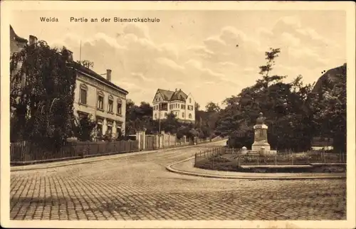 Ak Weida in Thüringen, Bismarckschule, Straßenpartie, Denkmal