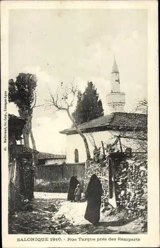 Ak Thessaloniki Griechenland, Türkische Straße in der Nähe der Stadtmauer, Passanten