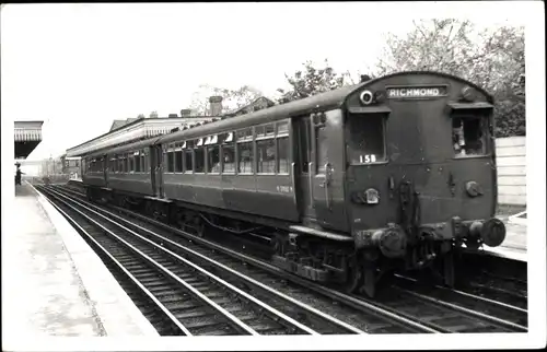 Foto Ak Britische Eisenbahn im Bahnhof, Zug 158 Richtung Richmond