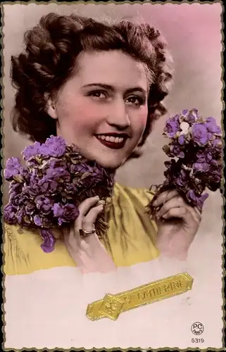 Ak Vive Sainte Catherine, Portrait einer Frau mit lila Blüten