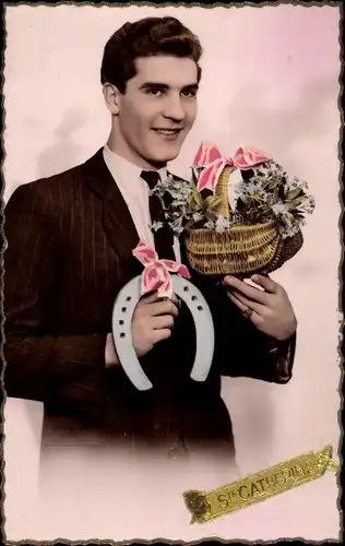 Ak Vive Sainte Catherine, Mann mit Hufeisen und Blumenkorb