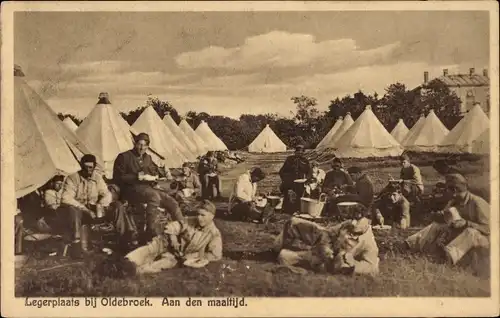 Ak Oldebroek Gelderland, Legerplaats, Aan den maaltijd