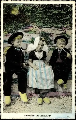 Ak Zeeland Niederlande, Kinder in niederländischer Tracht, Pfeifen
