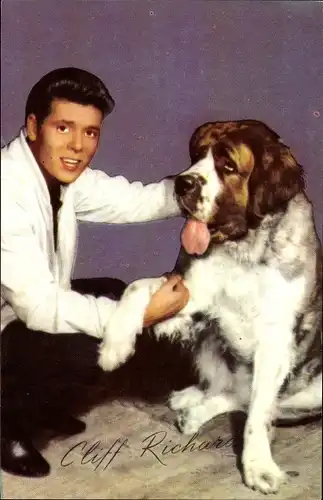 Ak Sänger Cliff Richard, Portrait mit Bernhardiner