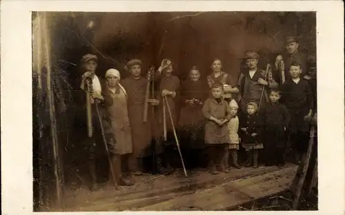 Foto Ak Bauern und Kinder, Gruppenaufnahme, Dreschflegel