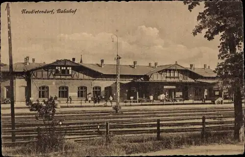 Ak Neudietendorf Thüringen, Bahnhof Gleisseite