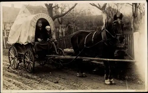 Foto Ak Zweitschen Mehna im Altenburger Land Thüringen, Pferdefuhrwerk, Planwagen, Mann und Kind