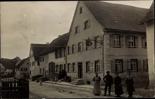 Foto Ak Pflummern Riedlingen an der Donau Württemberg, Straßenpartie, Anwohner