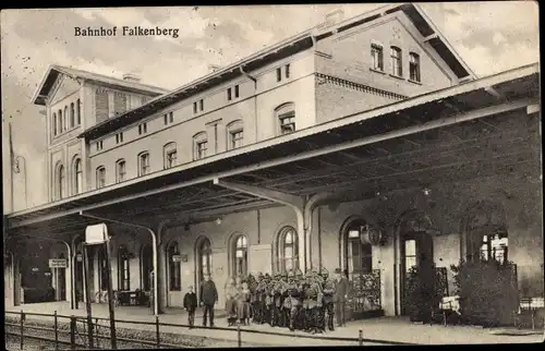 Ak Falkenberg an der Elster, Bahnhof, Bahnsteig, Soldatengruppe