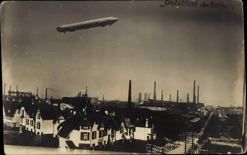 Foto Ak Bochum im Ruhrgebiet, Zeppelin Luftschiff Deutschland über der Stadt, Fabrikanlagen