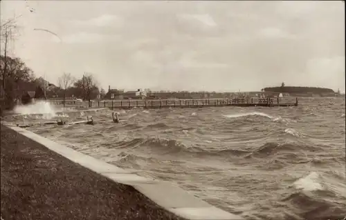 Ak Waren an der Müritz, Hoher Wellengang, Steg