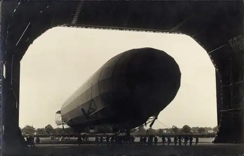Foto Ak Hamburg Nord Fuhlsbüttel, Zeppelin Luftschiff Sachsen, LZ 17, Luftschiffhalle
