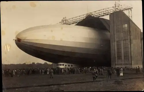 Foto Ak Friedrichshafen, Zeppelin an einer Luftschiffhalle, Starrluftschiff, LZ 126, ZR III