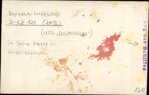 Foto Ak Friedrichshafen, Zeppelin an einer Luftschiffhalle, Starrluftschiff, LZ 126, ZR III