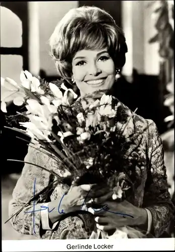 Ak Schauspielerin Gerlinde Locker, Portrait, Autogramm, Blumen