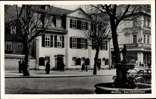 Ak Weimar in Thüringen, Schillerhaus, VW Käfer, Gewerbehaus, Passanten