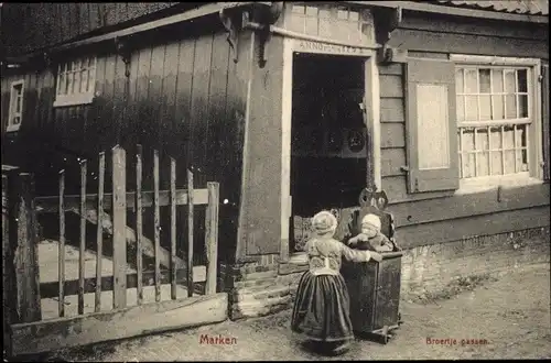 Ak Marken Nordholland Niederlande, Wohnhaus, Kinder in Tracht