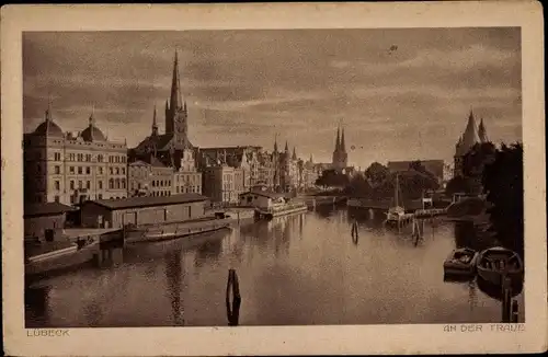 Ak Hansestadt Lübeck, An der Trave, Kirchtürme, Schiffe