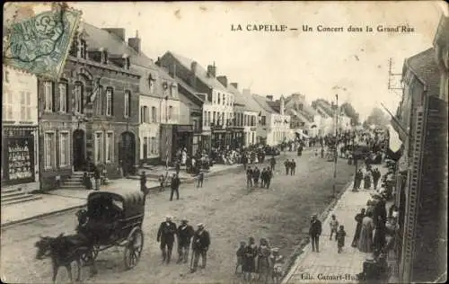 Ak La Capelle Aisne, Ein Konzert in der Grande Rue
