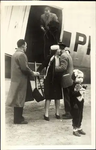 Foto Juliana der Niederlande, Prinzessin Margriet, Flughafen, Flugzeug