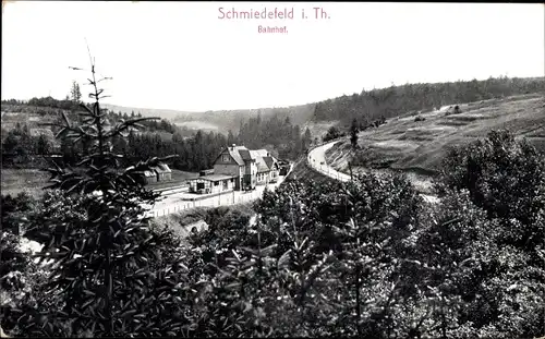 Ak Schmiedefeld am Rennsteig Thüringen, Bahnhof, Totalansicht