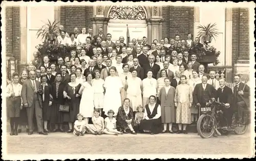 Foto Ak Düsseldorf? Goch?, Gruppenbild, Festgesellschaft, Motorrad IX-81764, ca. 1935