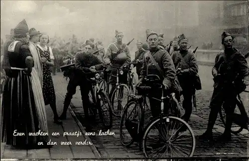 Ak Niederländische Armee, Soldaten mit Fahrrädern, Frauen in Tracht