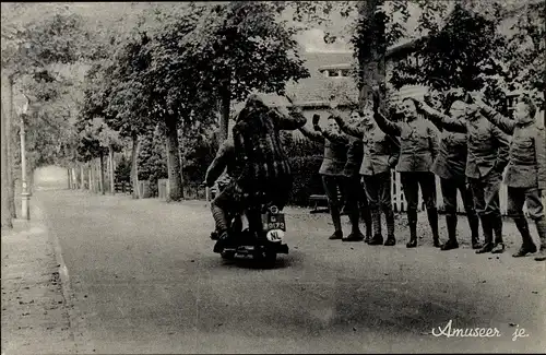 Ak Niederländische Armee, Soldaten verabschieden Kameraden in den Urlaub, Motorrad