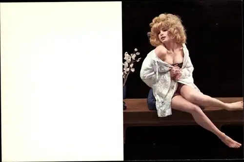 Foto Ak Posierende Blondine mit tiefem Dekollete, Busen