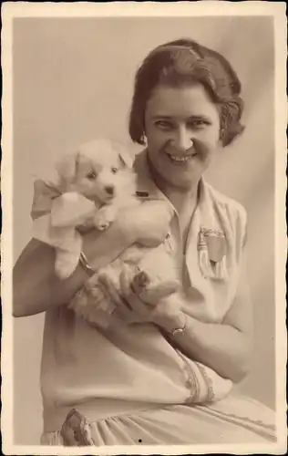 Foto Ak Frau mit Hundewelpen, Portrait 1925