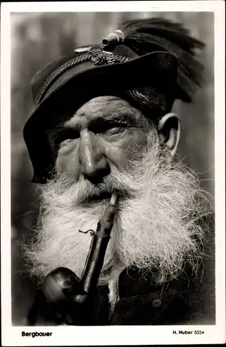 Ak Bergbauer, bärtiger Mann mit Pfeife, Portrait