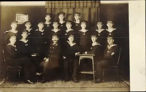 Foto Ak Wilhelmshaven in Niedersachsen, Seeleute, Deutsche Soldaten in Uniformen, Gruppenaufnahme